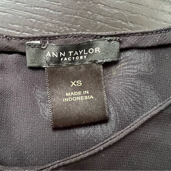 Ann Taylor Factory black flowered blouse size XS - Picture 3 of 3